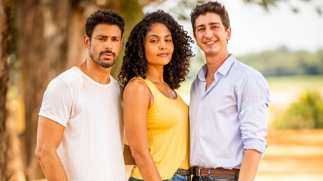 Tres personajes principales posando juntos al aire libre en la nueva teleserie de Mega:  Tierra de Deseo.