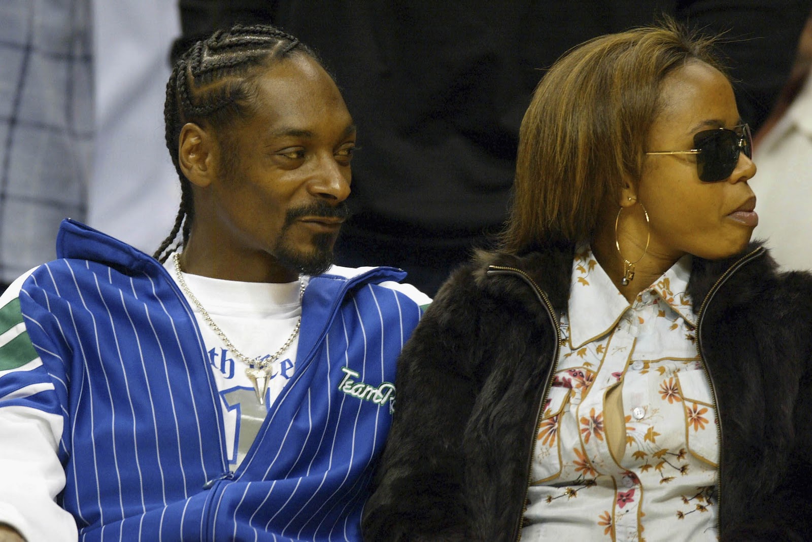 Snoop Dogg and Shante Broadus watch the Los Angeles Lakers game against the Miami Heat on December 25, 2004 | Source: Getty Images