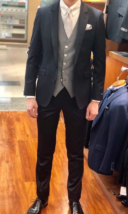 結婚式で着るスーツの色は?プロが教えるマナーや着こなし 結婚式で着るスーツの色は?プロが教えるマナーや着こなし