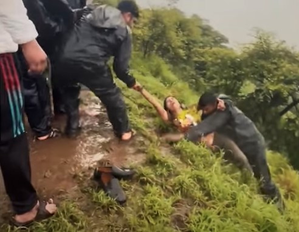 Mulher cai de altura de 18 metros ao fazer selfie  beira de desfiladeiro na ndia  Foto: Reproduo/YouTube