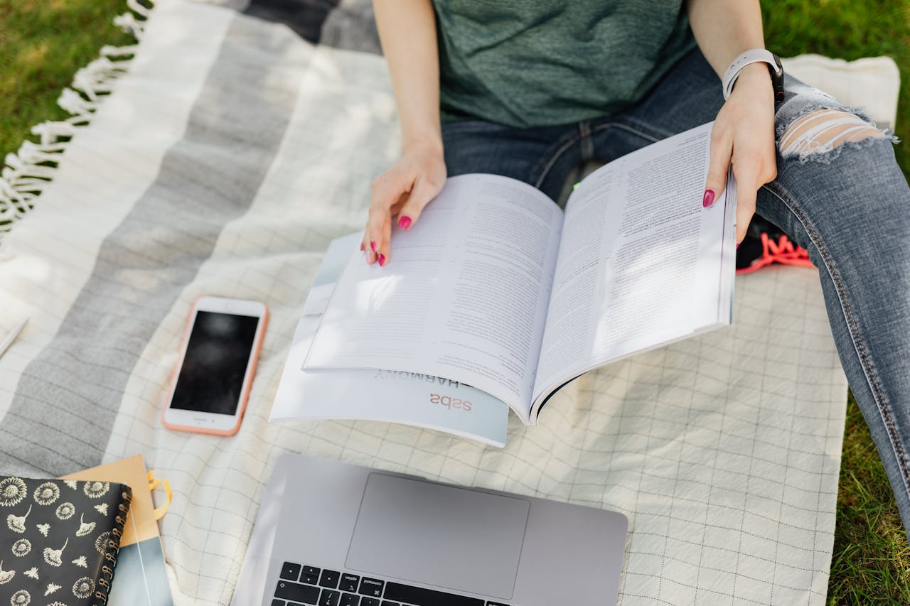 estudiante de la UNAM leyendo una guía de estudio