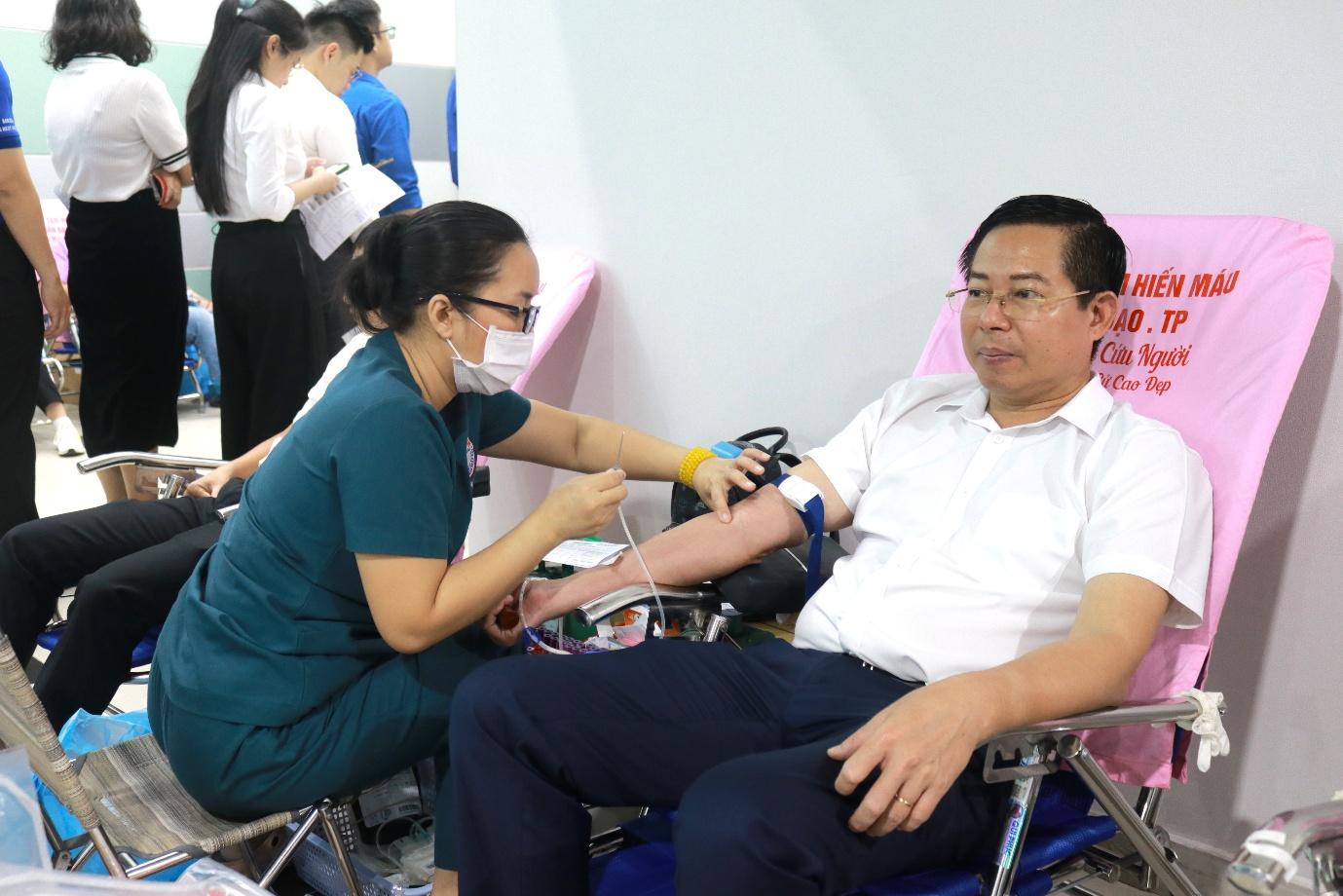 A nurse taking a blood testAI-generated content may be incorrect.