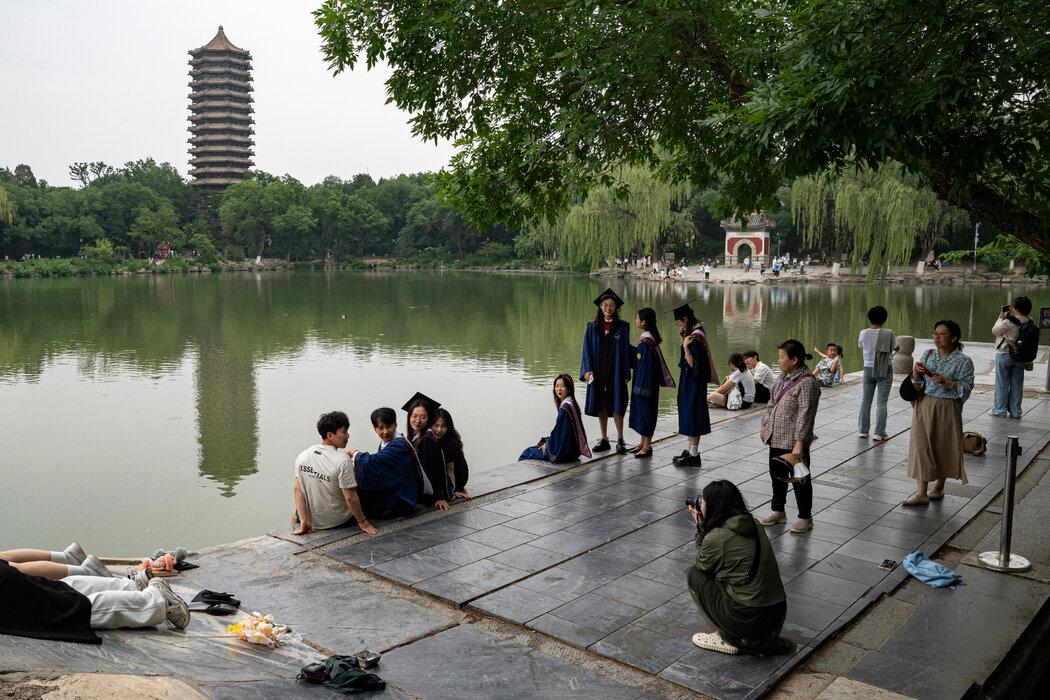对一些中国学生来说,教育让他们看到了不平等。