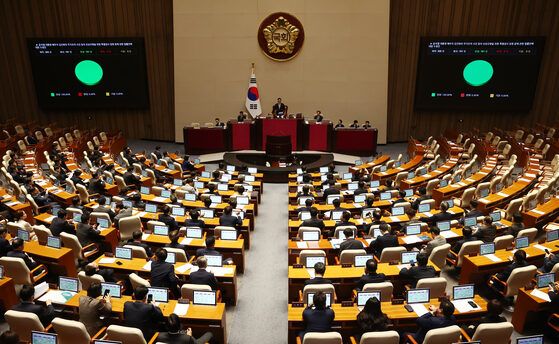 This contain an image of Koreans outside the National Assembly. | Hankyoreh