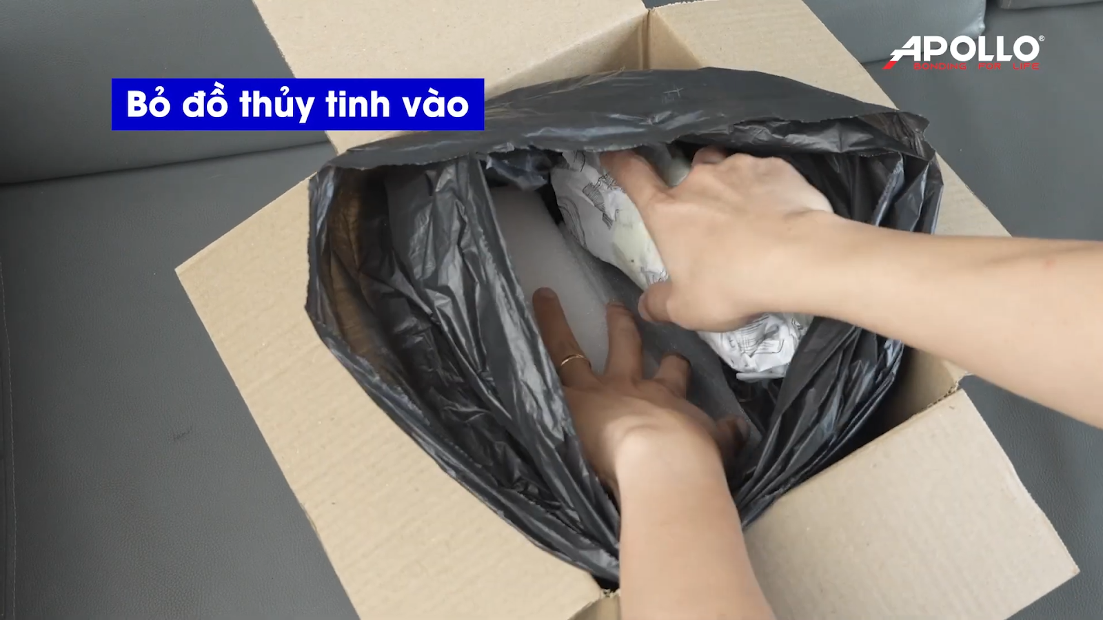 Đồ thủy tinh được bọc bảo vệ hai lớp và xếp vào thùng giấy