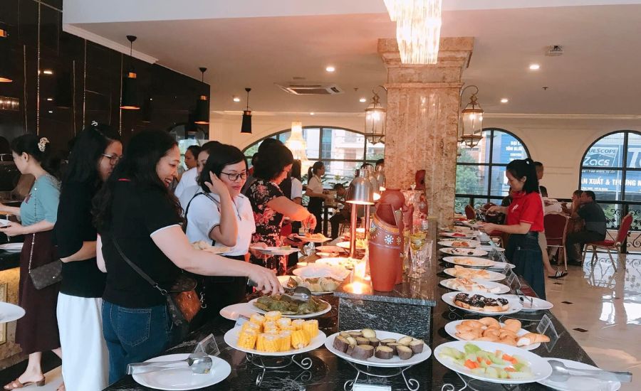 Phục vụ buffet tại quầy,tùy thích lựa chọn món ăn
