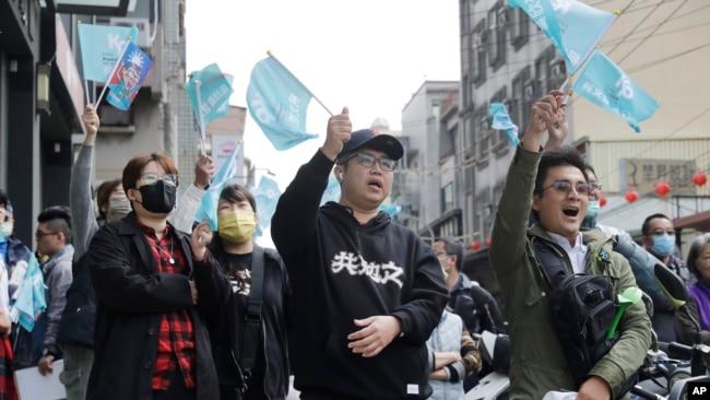 台湾民众党支持者在柯文哲竞选办公室外进行竞选集会。(2024年1月4日)
