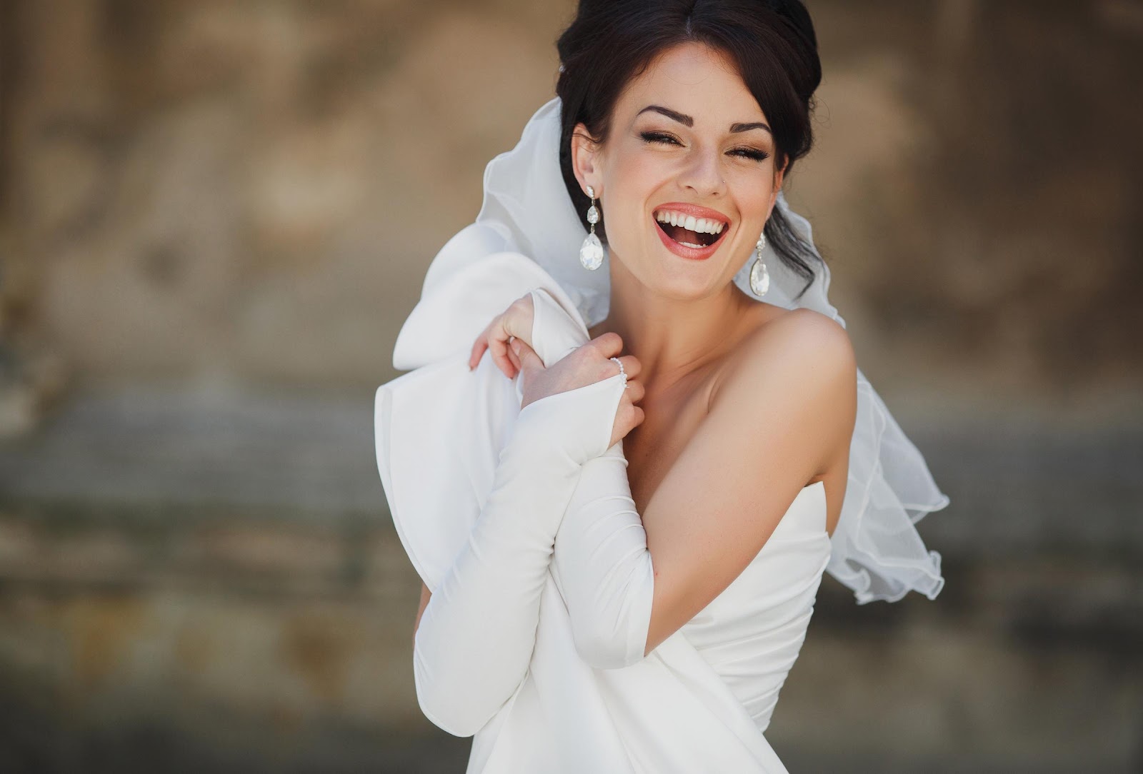 A bride laughing | Source: Freepik