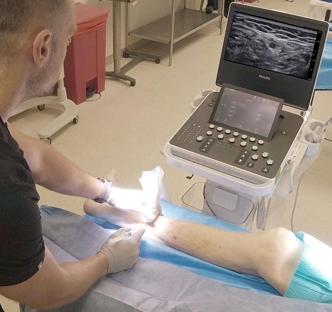 A person performing an ultrasound

Description automatically generated