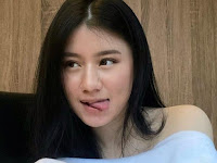 Gadis Cantik dengan Pesona yang Penuh Misteri