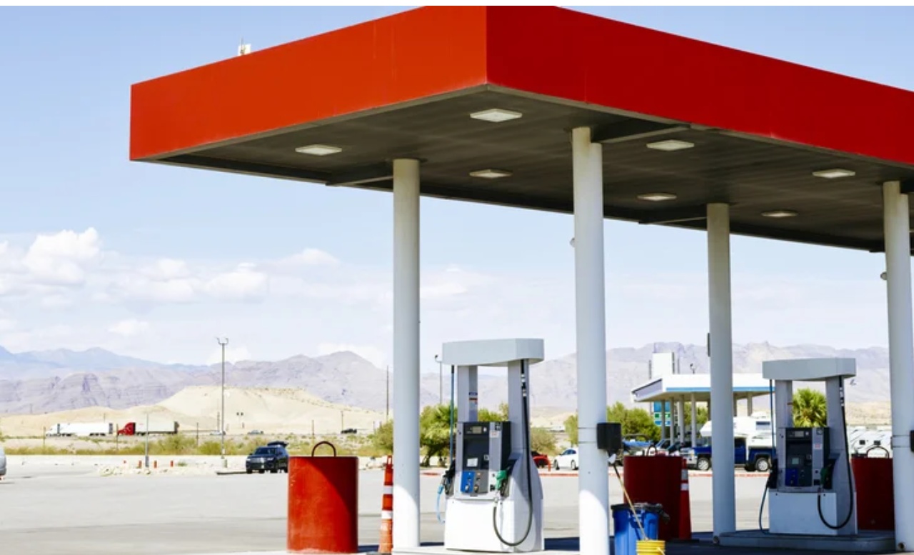 Synthetic oil improves fuel economy with low viscosity and heat resistance, reducing fuel consumption and protecting the engine for longer periods.
