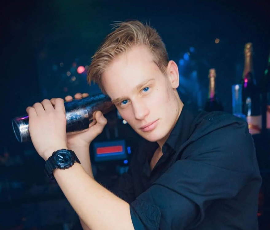 Oleksandr Orlovskyi worked as a bartender photo