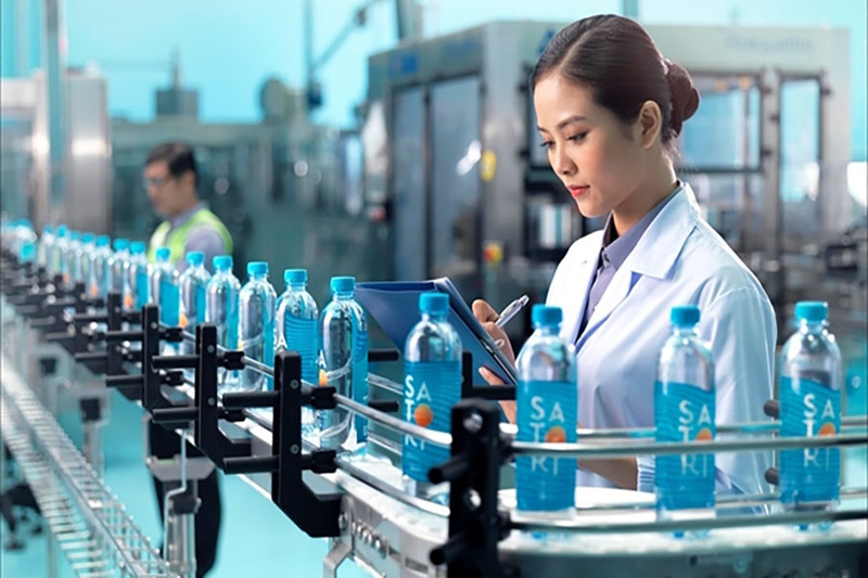 Dịch vụ đóng gói không bao gồm hoạt động tự sản xuất hoặc chế biến nước uống, nước khoáng