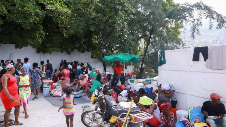 Los haitianos huyen de la violencia de las bandas, sobre todo en la capital, Puerto Príncipe. (REUTERS)