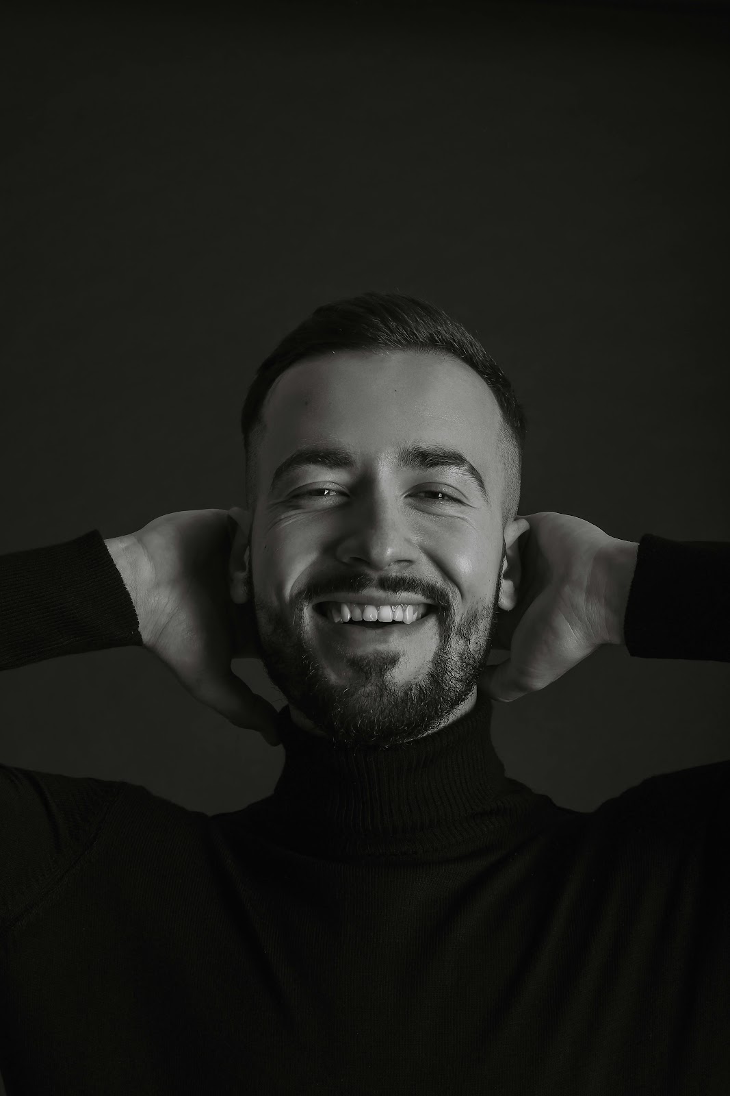 An excited smiling man | Source: Pexels