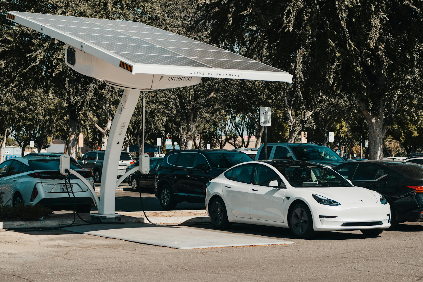 how many amps does solar panel produce per day?
