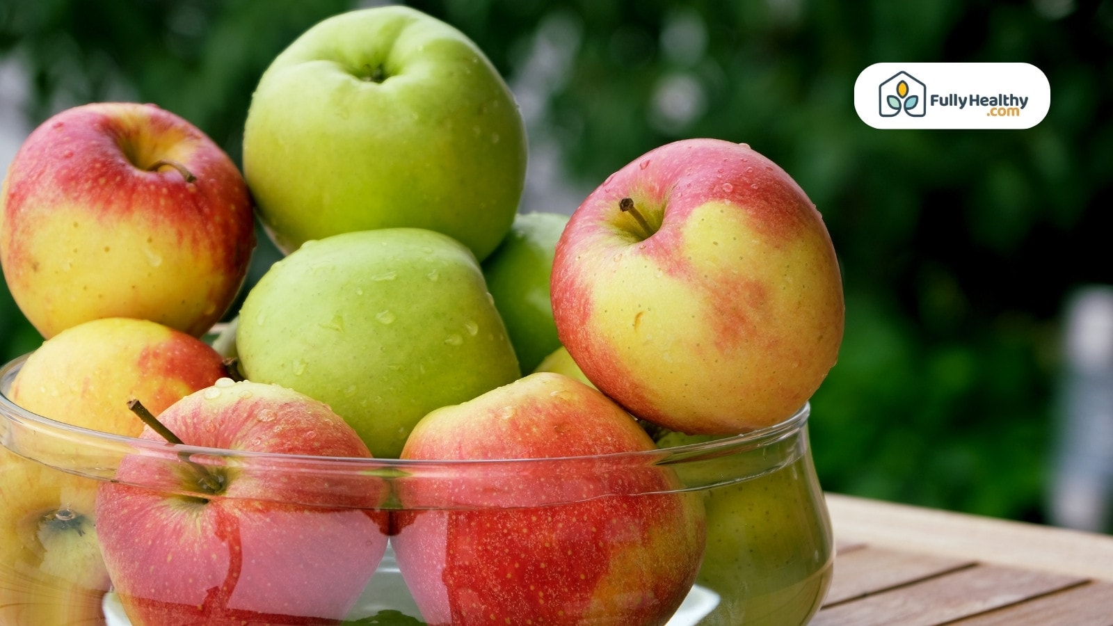 Mixed apples with green and red apples in a glass bowl