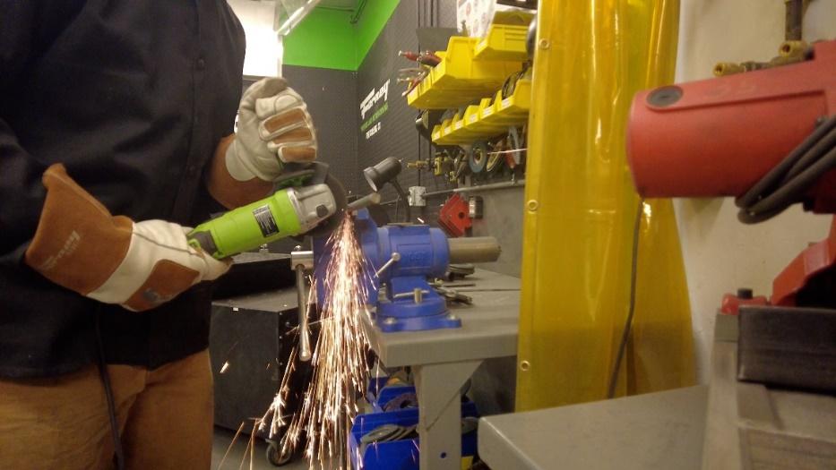 A person using a grinder

Description automatically generated with medium confidence