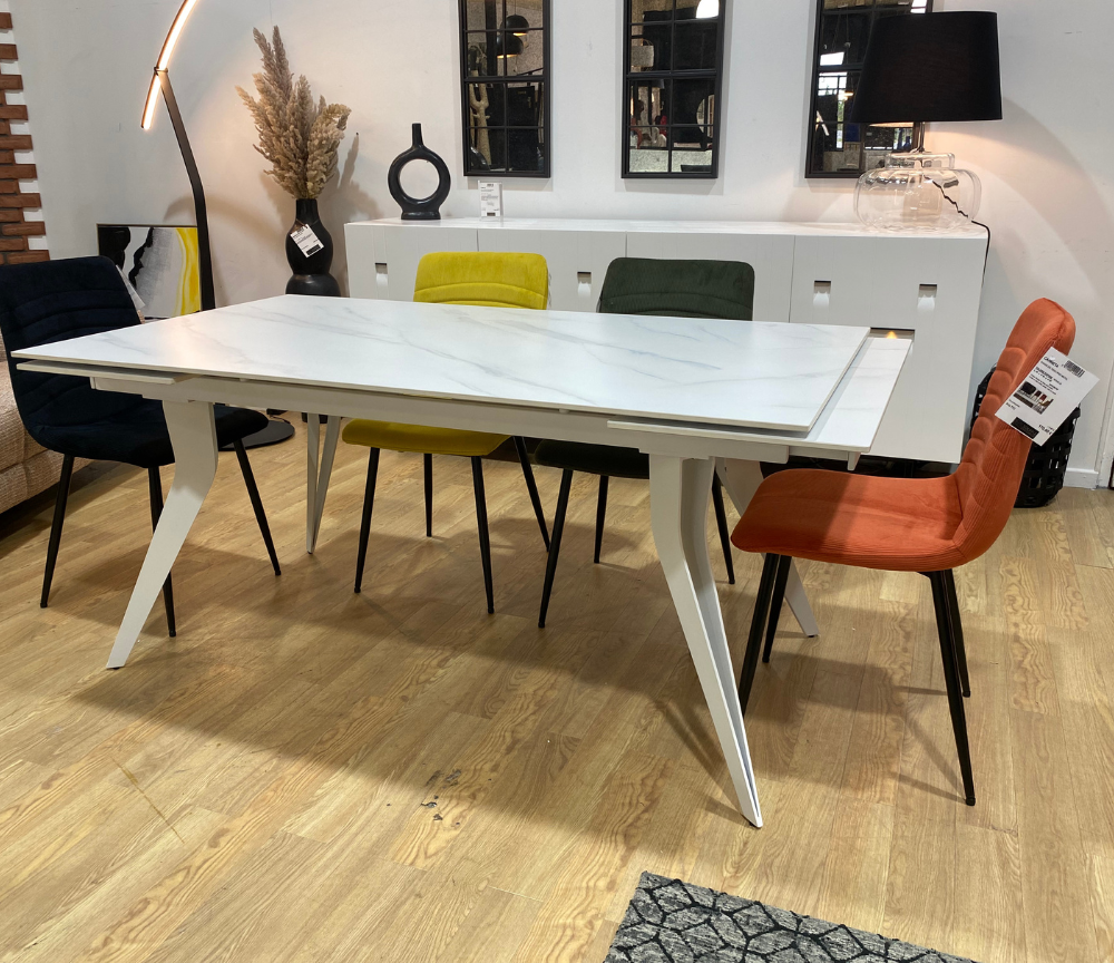 Table en céramique blanche extensible dans une salle à manger colorée, parfaite pour illustrer les avantages et inconvénients à bien connaître avant de choisir une table en céramique conviviale.