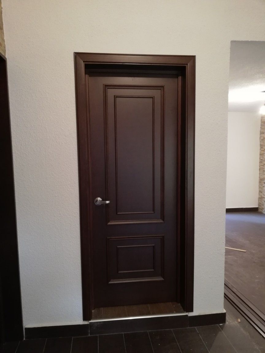Pintu baja dengan finishing motif urat kayu, menggabungkan kekuatan baja dengan tampilan alami dan hangat.