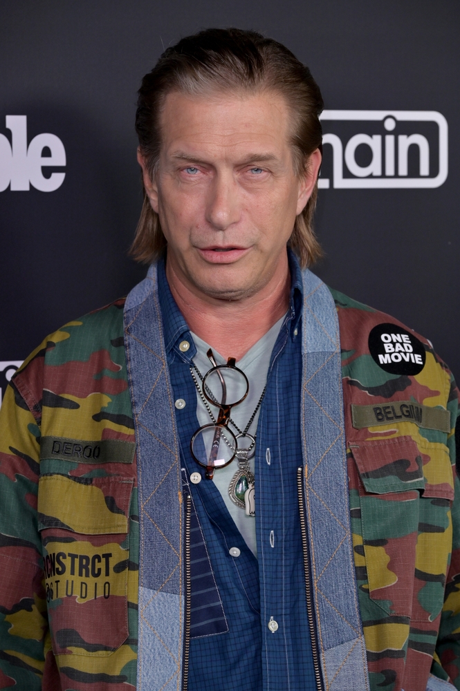 Stephen Baldwin pose sur un tapis rouge. 