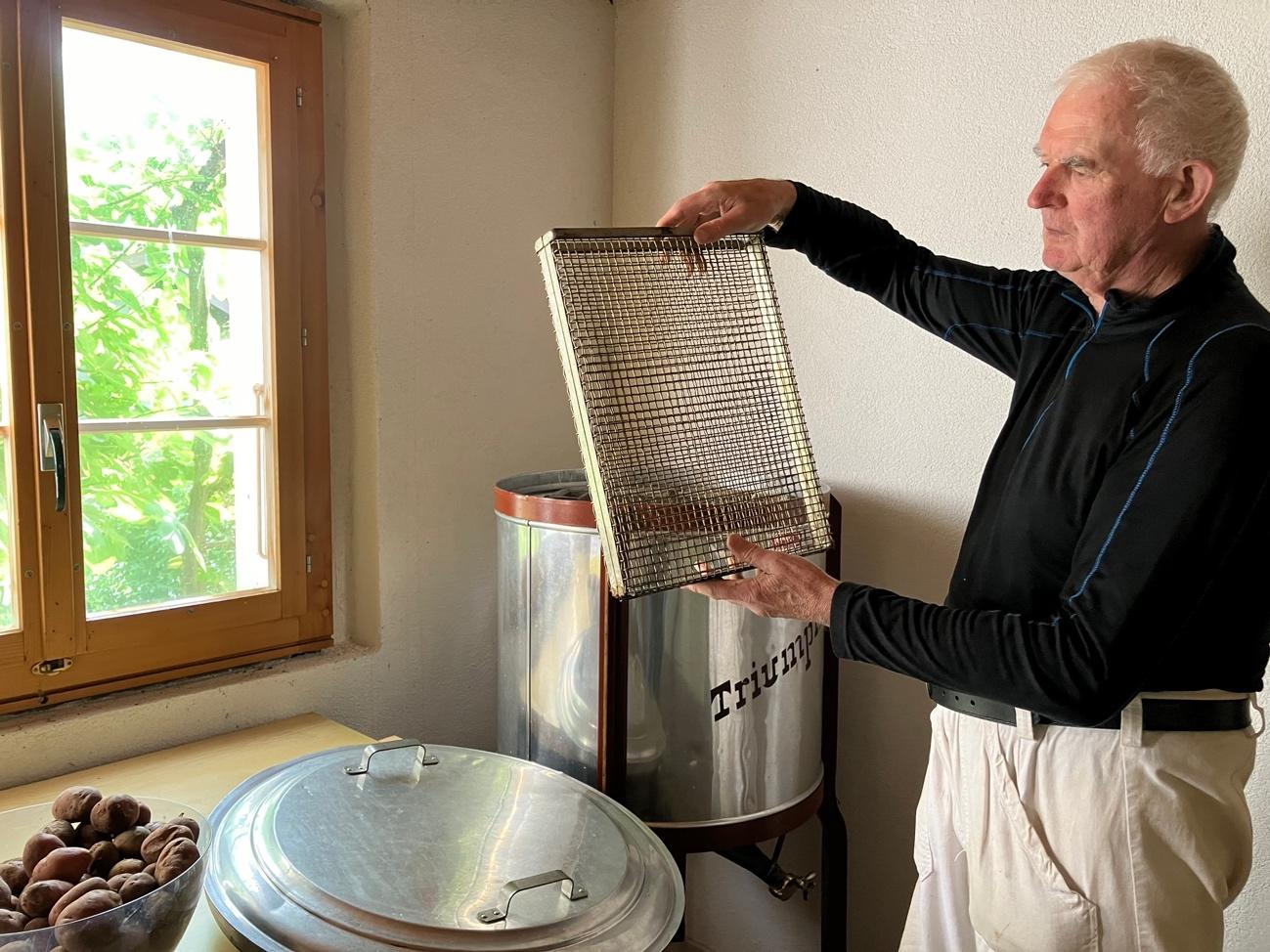 Hombre parado en la cocina Descripción generada automáticamente con confianza media