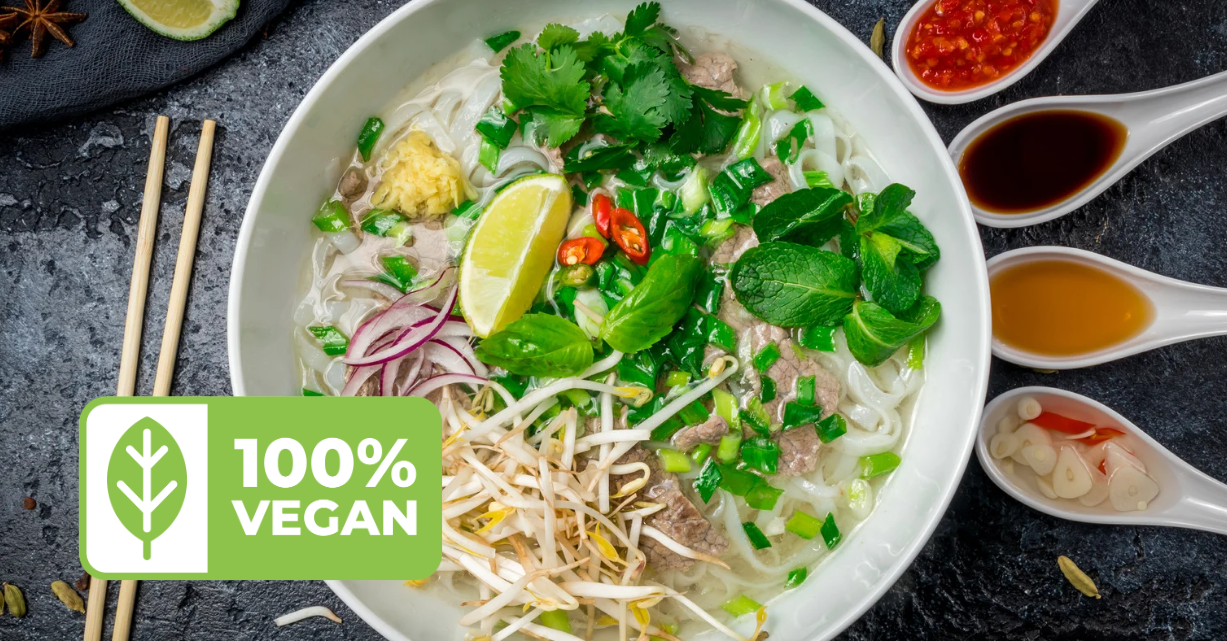 (Een levendige kom 100% veganistische pho, boordevol verse kruiden en smaak. Puur comfort, geen compromissen.)