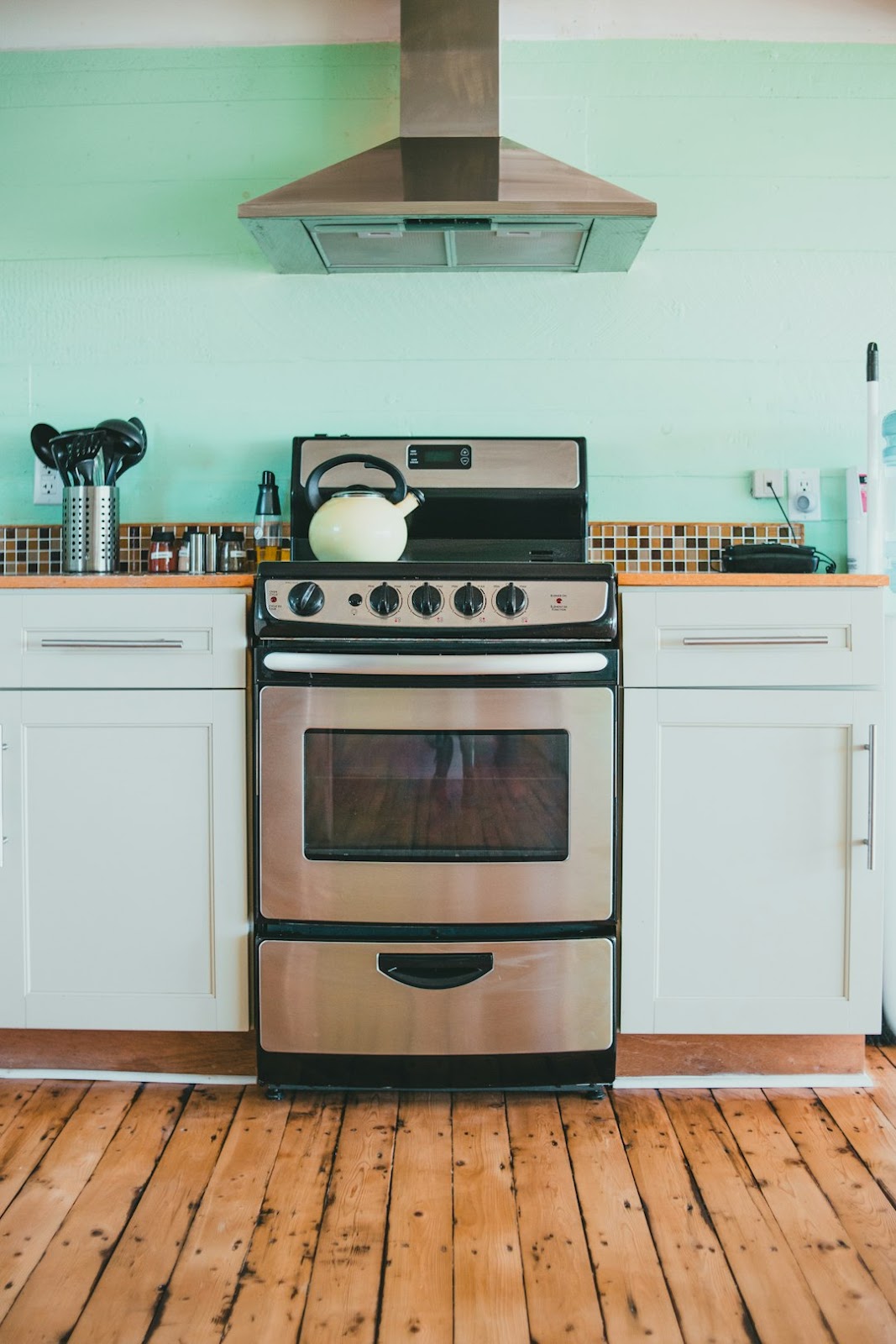 Induction stove with cookware