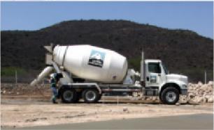 Una camioneta estacionada en el desierto

Descripción generada automáticamente con confianza media