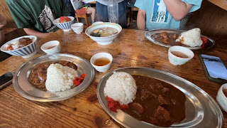 テーブルの上にある朝食

自動的に生成された説明