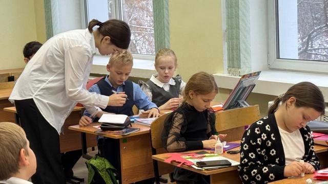 Изображение выглядит как одежда, человек, в помещении, Обучение

Автоматически созданное описание