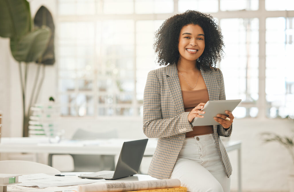 Mulher de negócios feliz usando um tablet. Inteligência de mercado