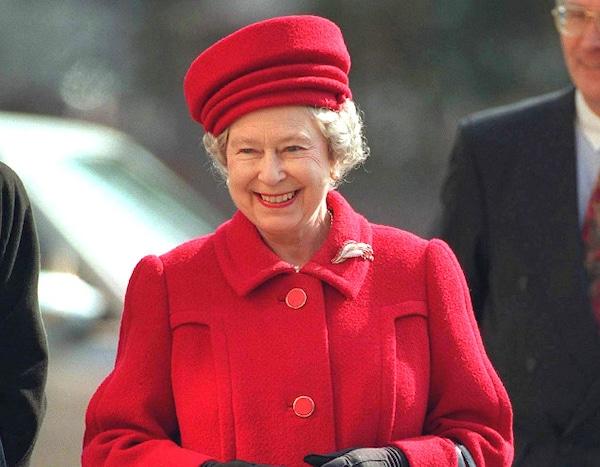 https://akns-images.eonline.com/eol_images/Entire_Site/20141015/rs_634x1024-141115112124-634.Queen-Elizabeth-Red-Black.jl.111415.jpg?fit=around%7C600:467&crop=600:467;center,top&output-quality=90