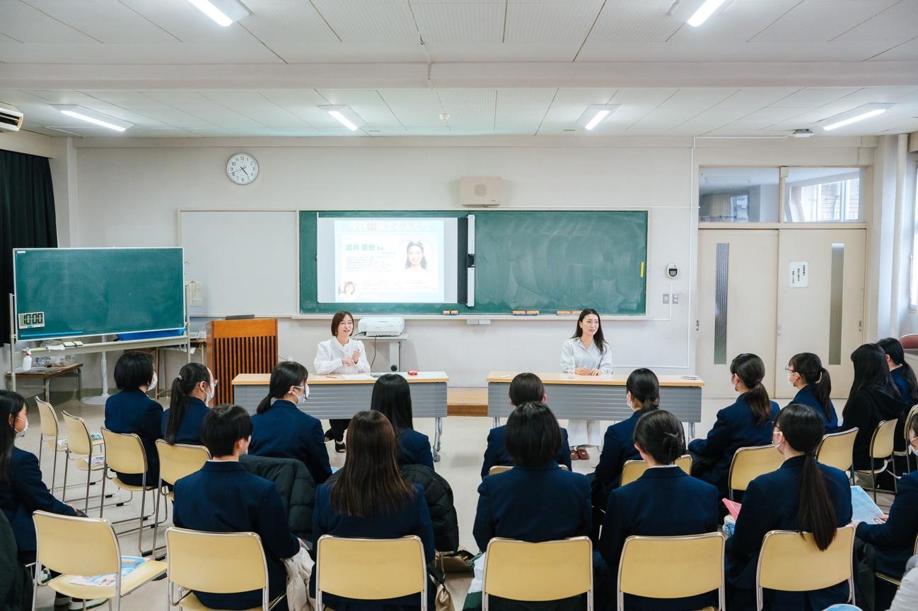 会議室に集まる人々

AI によって生成されたコンテンツは間違っている可能性があります。