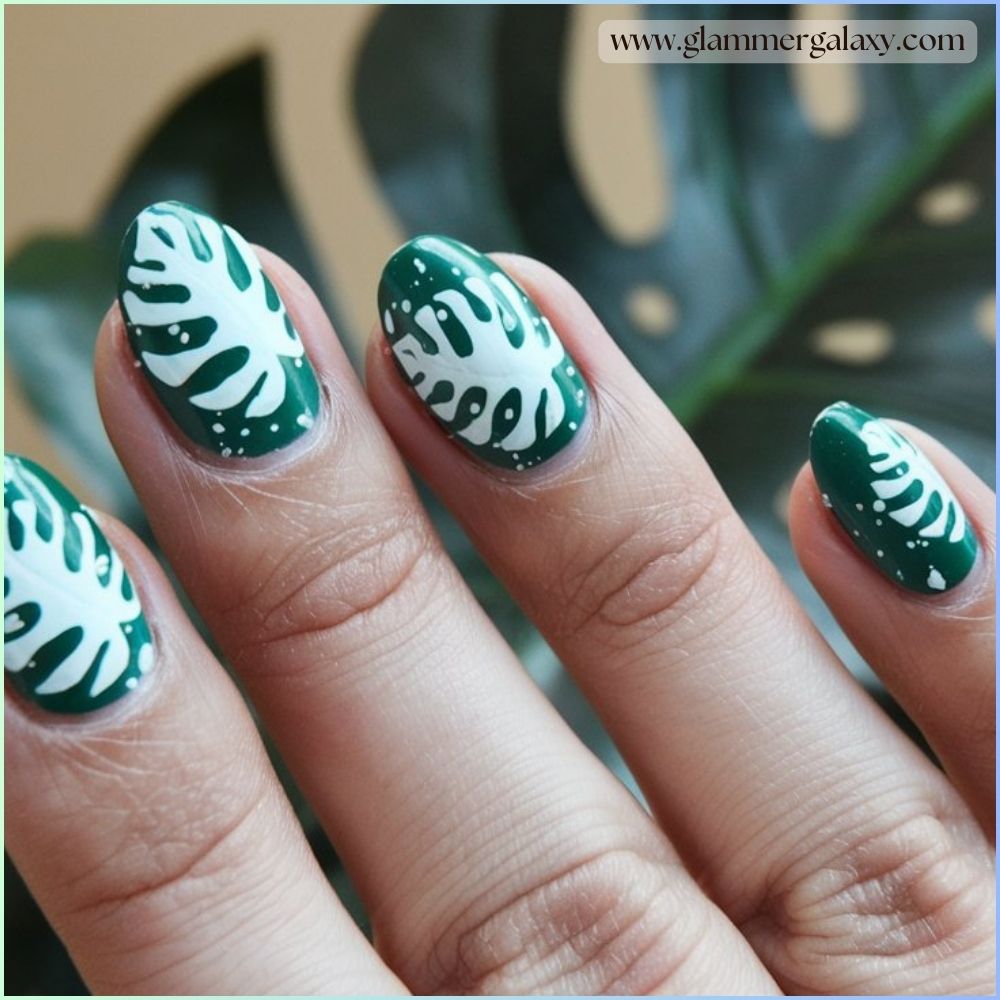 Hot summer nails having Monstera motifs: 