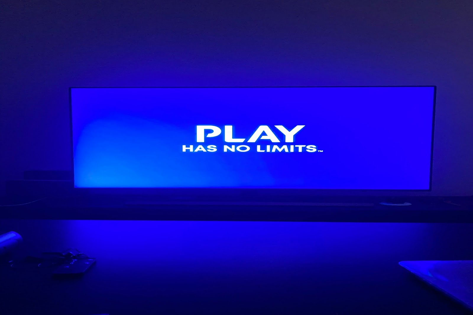 Blue screen saying play has no limits.