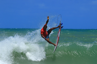 José Francisco assumiu a ponta do Circuito Banco do Brasil de Surfe (Foto: Aleko Stergiou / WSL Latam)