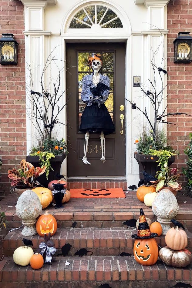 halloween door decor ideas skeleton