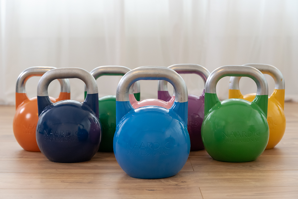 Et utvalg av fargerike kettlebells
