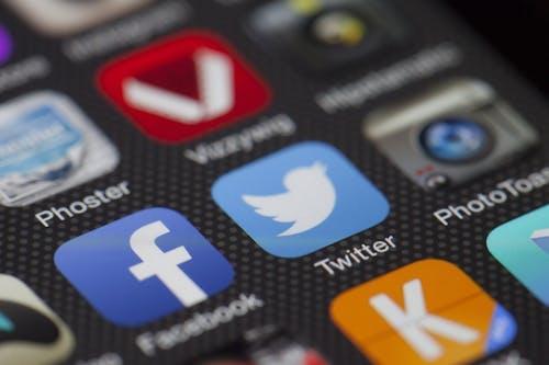 Gratuit Iphone Affichant Une Application De Médias Sociaux Photos