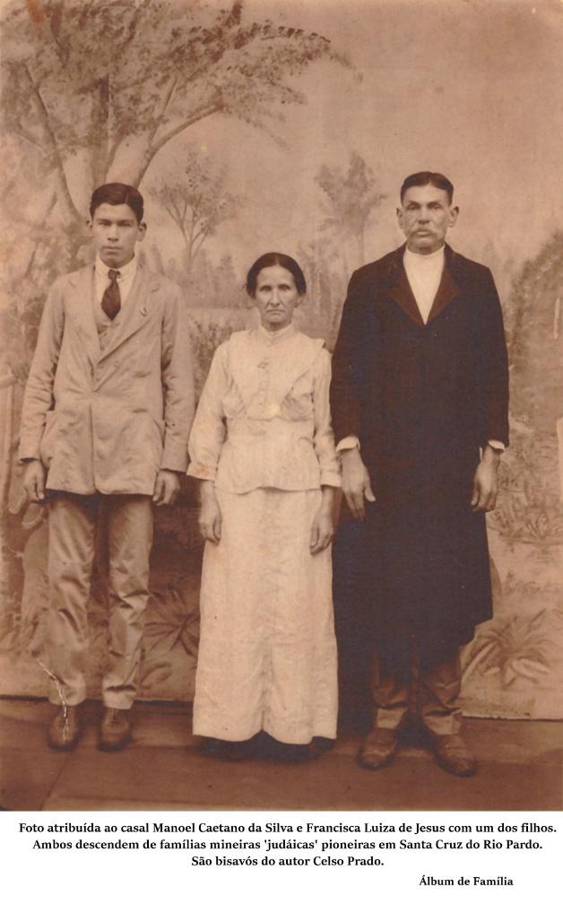 Foto em preto e branco de grupo de pessoas posando para foto O conteúdo gerado por IA pode estar incorreto.