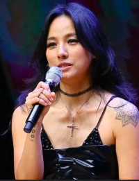 This contains an image of Lee Hyori 
