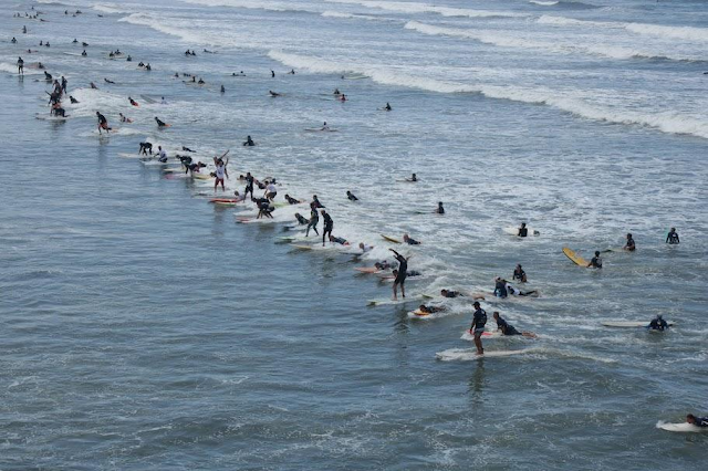 98 surfistas +50 surfaram a mesma onda em Santos (Foto: Francisco Arrais)