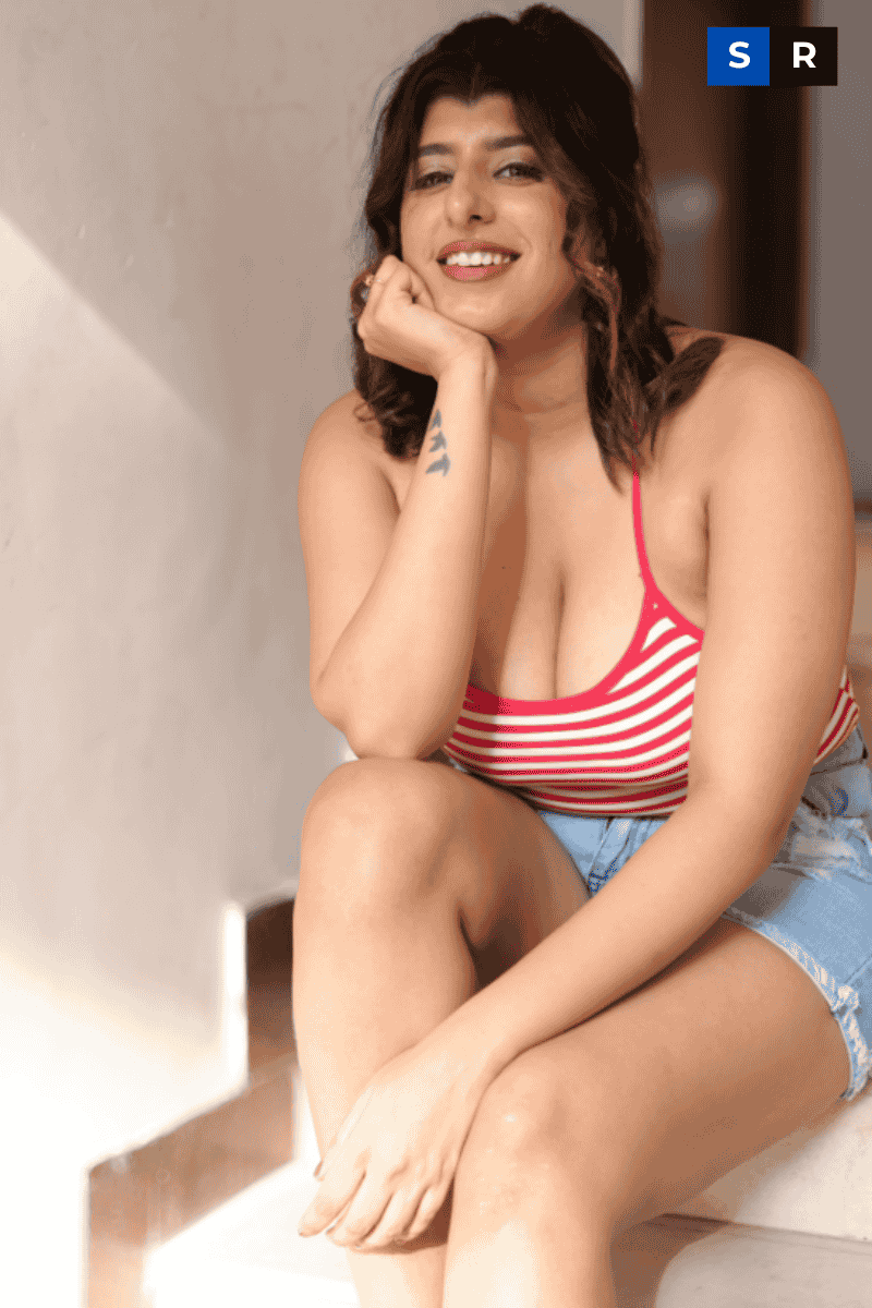 Muskan Thakurani showing their cleavage and Bold picture