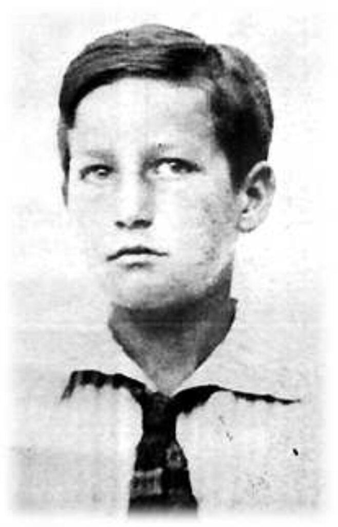 Imagen en blanco y negro de un hombre

El contenido generado por IA puede ser incorrecto.