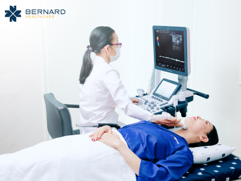 Bác sĩ tại Bernard Healthcare đang thực hiện siêu âm tuyến giáp cho bệnh nhân