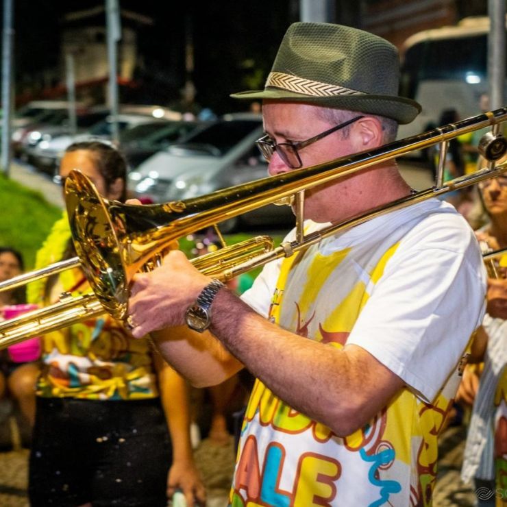 Foto de um homem tocando instrumento musical