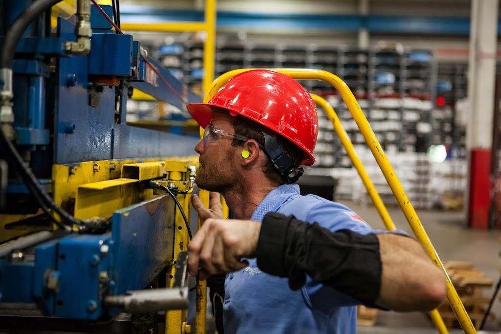 A person wearing a hard hat and gloves

Description automatically generated