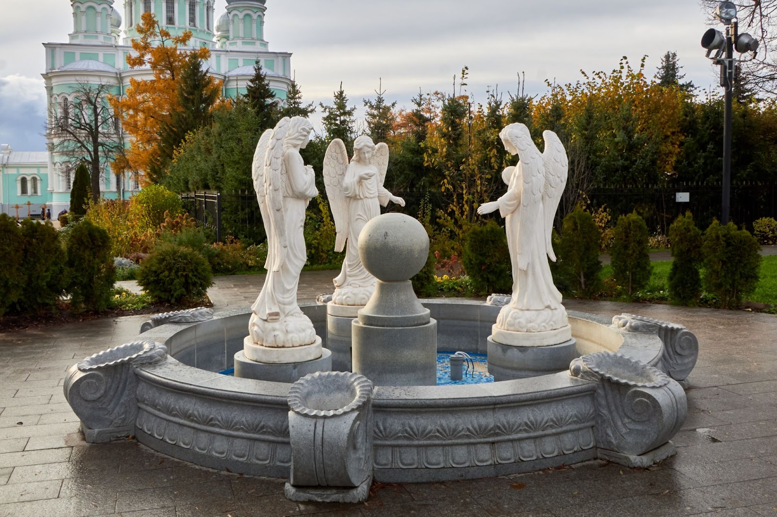 Фонтан перед храмом