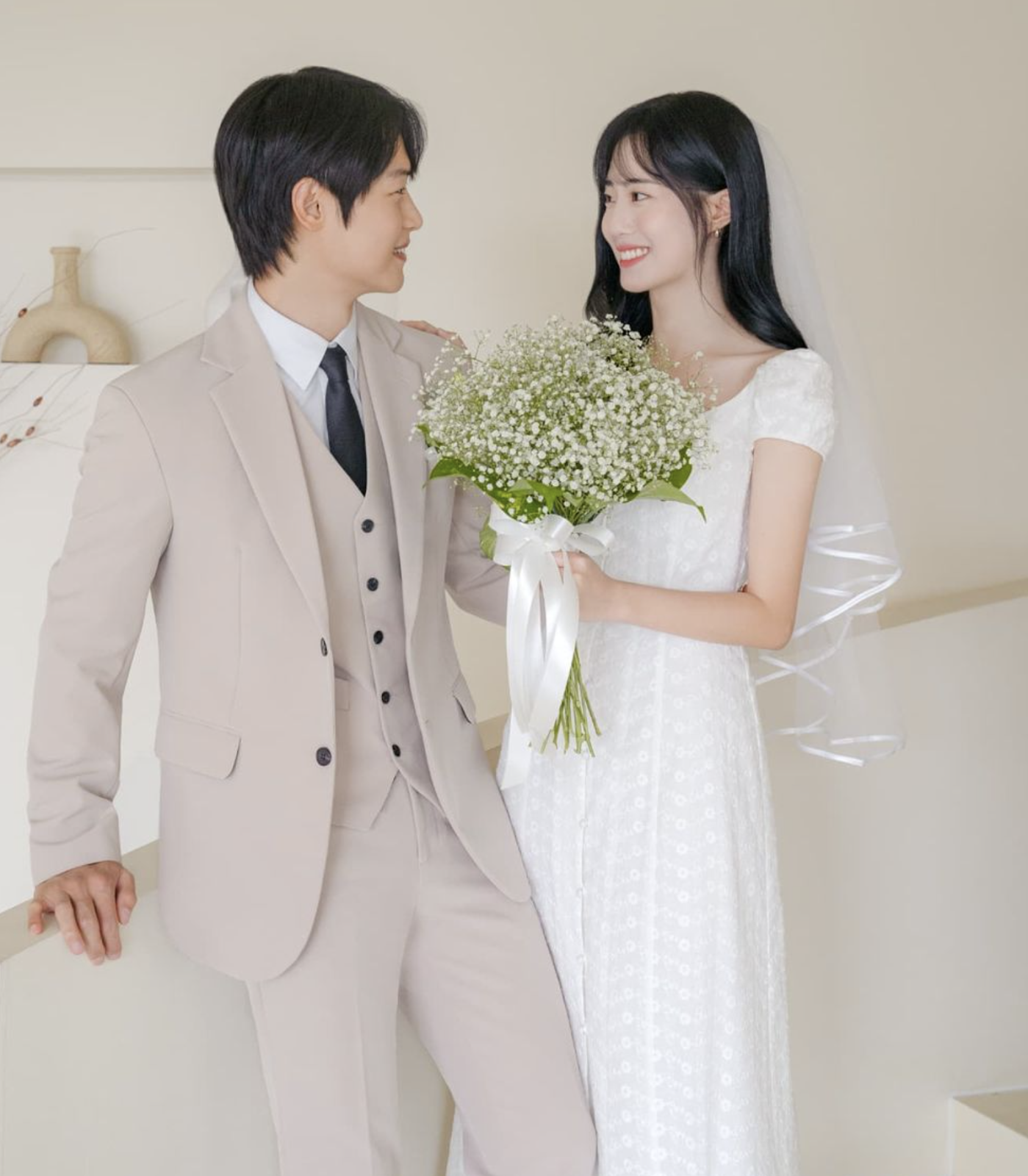 A wedding picture of Choi Joung Yun and her husband 